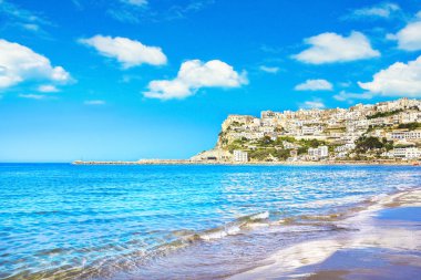 Peschici beyaz Köyü ve Plajı, Gargano Yarımadası, Apulia, Güney İtalya, Europe.