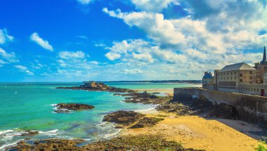 Saint Malo kum plaj, şehir surları ve Fort Ulusal. Düşük tide. Brittany, Fransa, Europe.