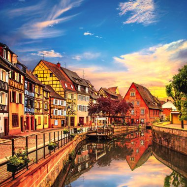 Colmar, petit Venedik, su kanalı ve geleneksel renkli evler. Alsace, Fransa. uzun pozlama.
