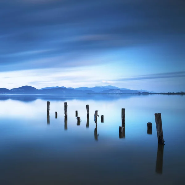 Muelle Madera Embarcadero Permanece Atardecer Del Lago Azul Agua Reflejo — Foto de Stock