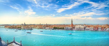 Venedik hava manzarası, Piazza San Marco veya St. Mark Meydanı, Campanile ve Ducale veya Doge Palace ve Santa Maria della Salute Kilisesi. İtalya, Avrupa.