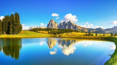 Göl ve dağ günbatımı, Alpe di Siusi veya Seiser Alm, Dolomites Alps Sassolungo ve Sassopiato, Trentino Alto Adige Sud Tyrol, İtalya, Europe