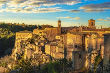 Toskana, tüf, kayalık tepe üzerinde Sorano ortaçağ köyü. Gün batımı panorama. Maremma, İtalya, Europe.