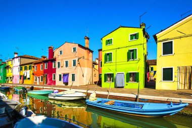 Venedik Simgesel Yapı, Burano Adası kanal, renkli evler ve tekneler, İtalya, Europe.