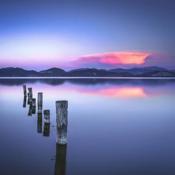 Drewniane Molo Lub Pomost Pozostaje Błękitne Jezioro Słońca Niebo Odbicie — Zdjęcie stockowe