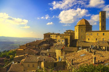 Toskana, Volterra şehir manzarası, kilise ve panorama sunset bulvarında görüntüleyin. Maremma, İtalya, Europe