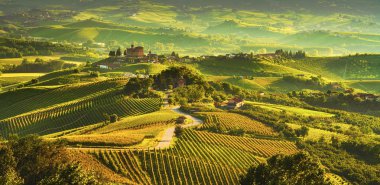 Langhe üzüm bağları günbatımı panoraması, Grinzane Covour, Piedmont, Ita