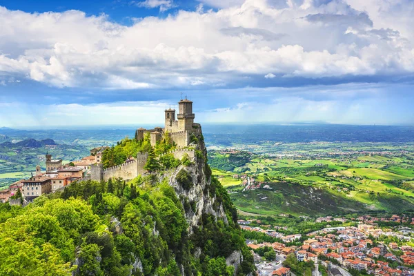 San Marino, medeltida torn på en stenig klippa och panoramautsikt o — Stockfoto