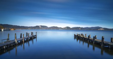 iki ahşap iskele veya iskelesi ve mavi göl günbatımı ve gökyüzü tepki olarak