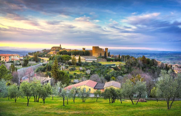 Toscana, Montalcino borgo medievale, fortezza e chiesa. Siena — Foto Stock