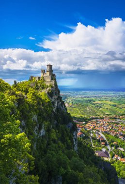 San Marino, kayalık bir uçurumda ortaçağ kulesi ve panoramik manzara o