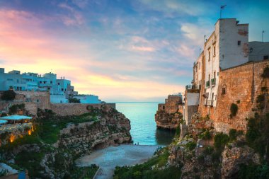 Polignano Mare Köyü gün batımında, Bari, Apulia, İtalya.