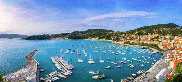 Lerici, a kikötő és a falu. Cinque terre, Olaszország-Ligury — Stock Fotó