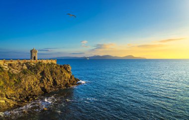 Piombino Piazza Bovio deniz feneri ve Elba Adası 'nın gün batımı manzarası.