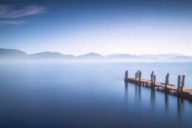 Ahşap iskele ya da iskele ve göl, gün doğumunda. Torre del Lago Puccini, Versilia, Massaciuccoli Gölü, Toskana, İtalya, Avrupa