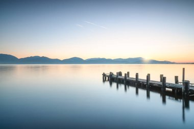 Ahşap iskele ya da iskele ve göl, gün doğumunda. Torre del Lago Puccini, Versilia, Massaciuccoli Gölü, Toskana, İtalya, Avrupa