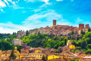 Colle Val d 'Elsa kasabasının ufuk çizgisi panoramik manzarası. Kristal camdan bir şehir. Siena, Toskana, İtalya.