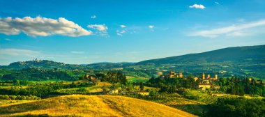 Arka planda Certaldo Alto kasabası ve San Gimignano. Panoramik manzara. Floransa, Toskana, İtalya. Decameron yazarı Boccaccio 'nun doğduğu yer..
