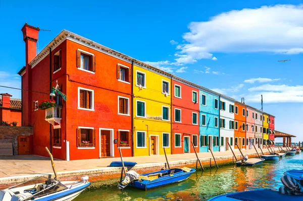 Burano Adası Kanalı Venedik Gölünde Renkli Evler Tekneler Talya Avrupa — Stok fotoğraf