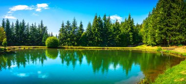 Orecchiella 'daki dağ gölü Garfagnana' daki doğal park. Appennino Toscano. Toskana, İtalya. Avrupa