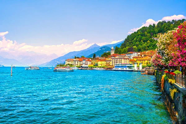 コモ湖地区のBellagio町と花 イタリアの伝統的な湖の村 イタリア ヨーロッパ — ストック写真