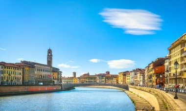 Pisa, Arno nehri, Ponte di Mezzo köprüsü. Lungarno manzarası. Toskana, İtalya, Avrupa.