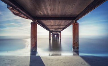 Marina di Pietrasanta 'daki sahil ve deniz kıyısından görüldü. Uzun pozlama. Versilia Lucca Toskana İtalya