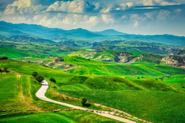 Basilicata kırsal arazisi ve yoldan geçen koyun sürüsü. Craco, Matera, Güney İtalya, Avrupa.