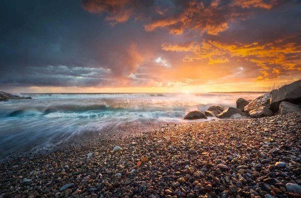 Stormiga Havsvågor Och Skum Efter Ett Åskväder Vid Solnedgången Stranden — Stockfoto