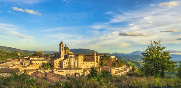 Urbino Şehrinin Ufuk Çizgisi Ducal Sarayı Gün Batımında Unesco Dünya — Stok fotoğraf