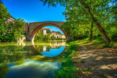 Ponte della Concordia ya da Diocleziano, Metauro nehri üzerindeki antik Roma köprüsü. Fossombrone, Pesaro ve Urbino, Marche, İtalya, Avrupa.