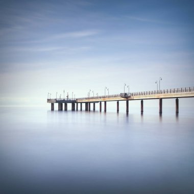 Marina di Pietrasanta 'da rıhtım ve deniz. Uzun pozlama. Versilia Lucca Toskana İtalya