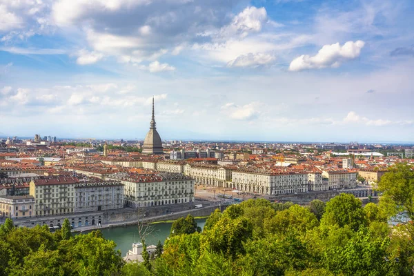 Monte dei Cappuccini 'den Torino şehrinin panoramik hava manzarasında ikonik Mole Antonelliana kulesi, Po nehri ve tarihi mimari, Piedmont bölgesi, İtalya