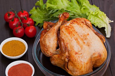 Eski bir ahşap zemin üzerine pişmiş tavuk. Doğal ızgarada pişmiş gıda.