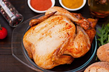 Eski bir ahşap zemin üzerine pişmiş tavuk. Doğal ızgarada pişmiş gıda.