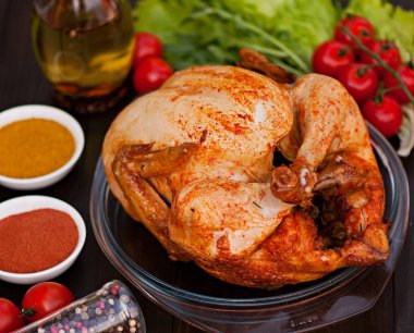 Eski bir ahşap zemin üzerine pişmiş tavuk. Doğal ızgarada pişmiş gıda.