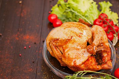 Eski bir ahşap zemin üzerine pişmiş tavuk. Doğal ızgarada pişmiş gıda.