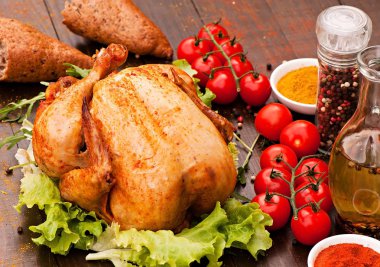 Eski bir ahşap zemin üzerine pişmiş tavuk. Doğal ızgarada pişmiş gıda.