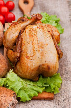 Fırında tavuk, yeşil çim zemin üzerine. Doğal ızgarada pişmiş gıda.