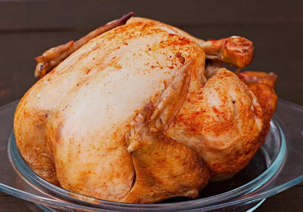 Eski bir ahşap zemin üzerine pişmiş tavuk. Doğal ızgarada pişmiş gıda.