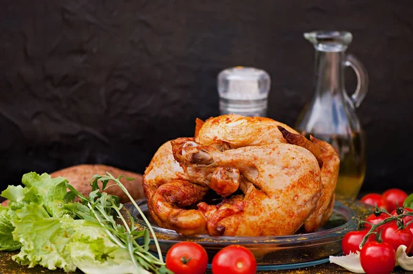 Pieczonego Kurczaka Stare Podłoże Drewniane Naturalne Jedzenie Gotowane Grill — Zdjęcie stockowe