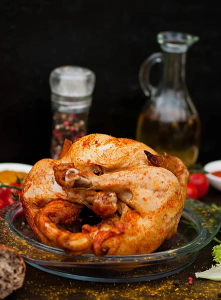 Eski bir ahşap zemin üzerine pişmiş tavuk. Doğal ızgarada pişmiş gıda.