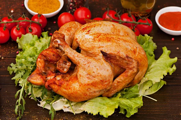 Eski bir ahşap zemin üzerine pişmiş tavuk. Doğal ızgarada pişmiş gıda.