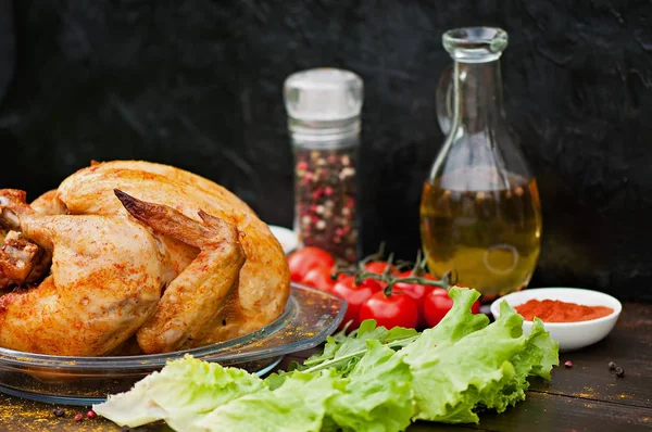 Eski bir ahşap zemin üzerine pişmiş tavuk. Doğal ızgarada pişmiş gıda.