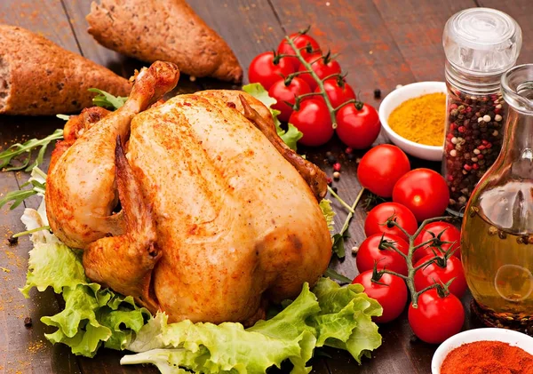 Eski bir ahşap zemin üzerine pişmiş tavuk. Doğal ızgarada pişmiş gıda.