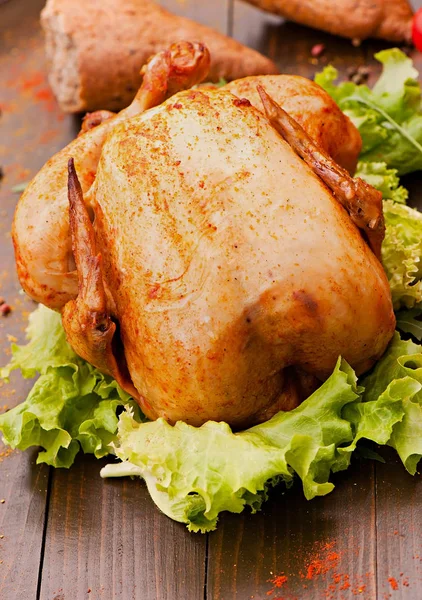 Eski bir ahşap zemin üzerine pişmiş tavuk. Doğal ızgarada pişmiş gıda.