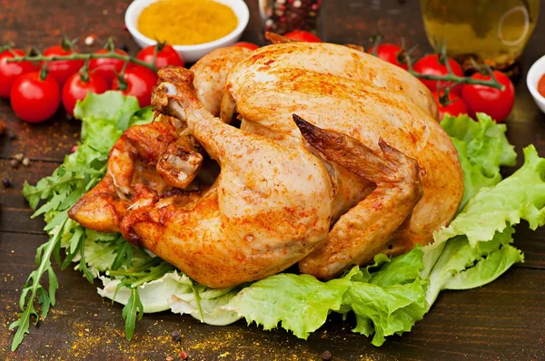 Eski bir ahşap zemin üzerine pişmiş tavuk. Doğal ızgarada pişmiş gıda.