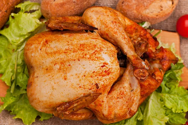 Ugnsbakad Kyckling Gammal Trä Bakgrund Naturlig Mat Tillagas Grillen — Stockfoto