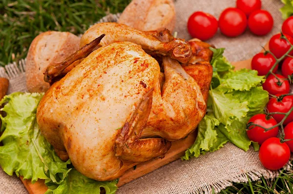 焼き鶏 緑の草の背景に グリルで調理する自然食品 — ストック写真