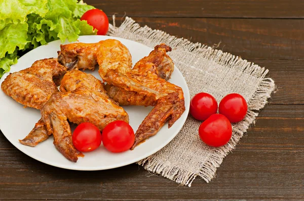 Alitas Pollo Horno Sobre Viejo Fondo Madera Alimentos Naturales Cocinados —  Fotos de Stock